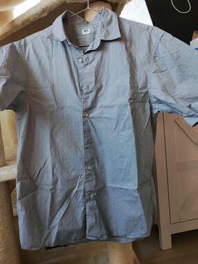 Uniqlo Men's Light Gray Short-Sleeve Button-Down Shirt with Subtle Dot Texture